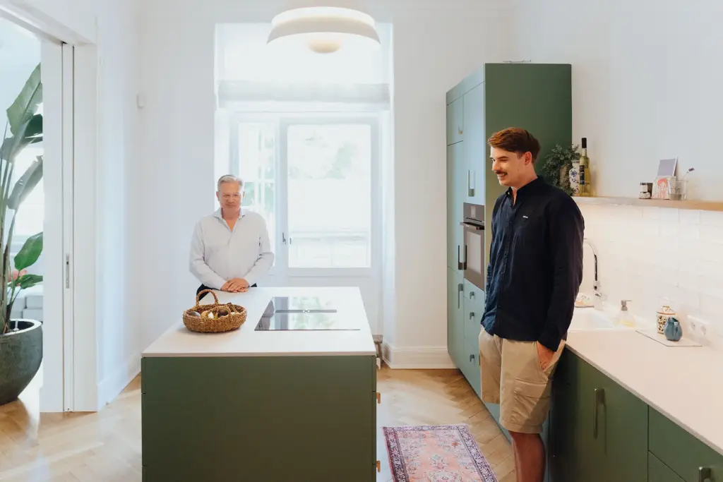 Ulrich Weinkath bespricht sich mit einem männlichen Kunden in der Küche. Es handelt sich um eine Klientenwohnung.