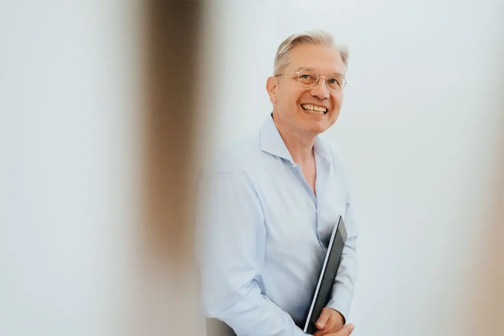 Ulrich Weinkath strahlt über das ganze Gesicht.
